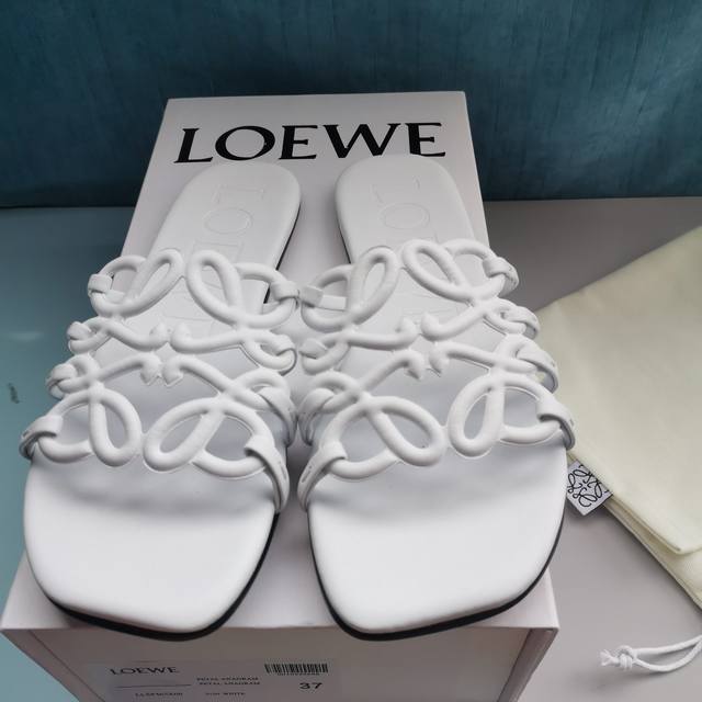 2025 最新罗意威Loewe Ss夏季限定镂空拖鞋 上脚真的太美了 强烈推荐 超级懒人拖 明星博主同款 面料 进口羊皮 里料:进口羊皮 大底:真皮注塑透染底