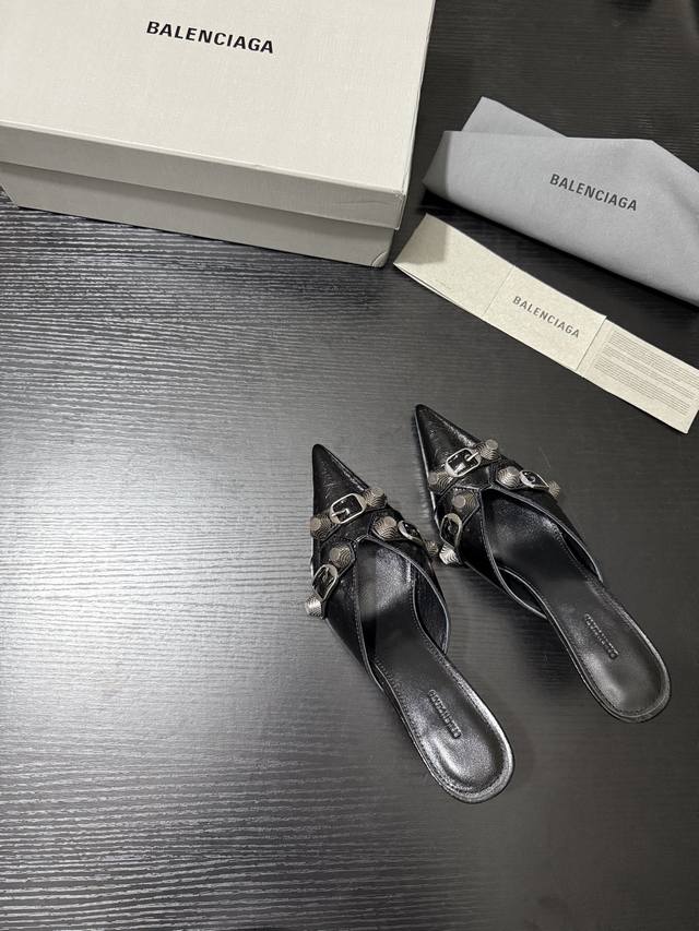 Balenciag* 新品 酷飒出圈 铆钉凉拖 是前卫与性感的完美融合 光泽流转间尽显奢华质感 个性铆钉错落点缀 似暗夜繁星 为整体注入不羁灵魂 打破常规时尚边