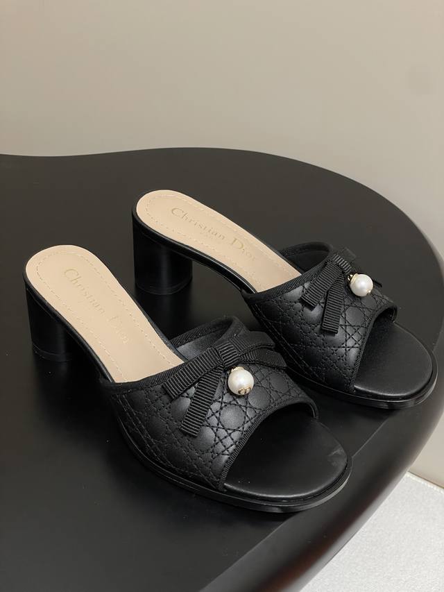 25Ss春夏新款Dior 迪奥Ballet带跟凉拖 圆柱跟电绣藤格纹高跟拖鞋蝴蝶结Cd珍珠扣两拖鞋 这款 Dior Ballet带跟凉拖是二零二五秋季系列新品