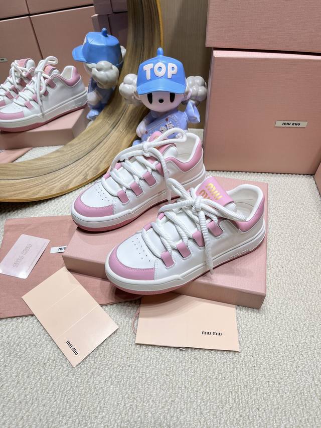 出厂价pp miumiu新款擦色脏脏小白鞋依旧经典时尚 简约的格板设计 品质灰常牛 Miumiu 擦色脏脏小白鞋 前卫大胆的Miumiu风格融于此款漂白皮革运动