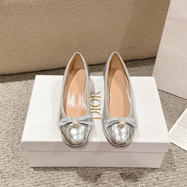 代购级别 迪奥 Dior 芭蕾鞋以 Dior 的高订美学 重新演绎经典风格 采用经典彩色皮革精心制作 饰以藤格纹图案 鞋面饰以精美的罗缎蝴蝶结 点缀以灵感源自经