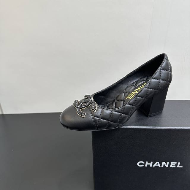 chanel 香奈儿小香风25p春夏新品 系列双C饰小麦扣跟搭配粗跟高跟单鞋 这一季美得让人窒息 朦胧看不清 不管是衣服还是裙子 穿在女人身上 若隐若现的小性感