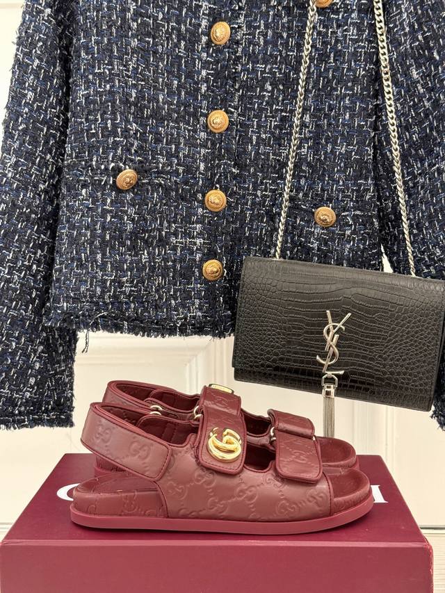 厂价 gucci 古驰经25p春夏新品 双G扣沙滩魔术贴拖鞋 夏天必备懒人福音鞋 谁穿谁美 很轻盈上脚意外的舒适 还不挑脚型 简约的魔术贴设计很耐看 可调节大小