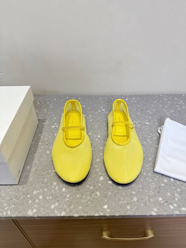 The Row 小众潮牌 25Ss春夏新款 Sock网纱 玛丽珍 平底鞋 这款平底鞋以质地轻盈 灵活透气的网布精心打造 设有柔韧结实的皮革边和加长圆头 能如短袜