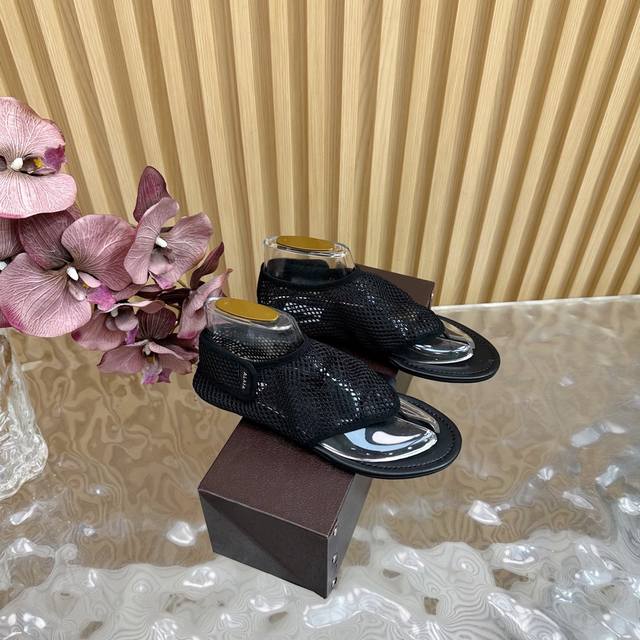 alaia 25Ss 春夏季新款 明星同款 穿搭万金油 渔网鞋 芭蕾舞鞋 顶级版本 轻盈透气 夏日松弛美学透气网面日月光倾泻 交织出若隐若现的透感美学 网面设计