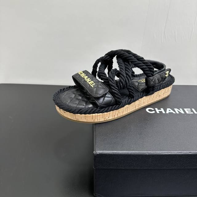 凉鞋 chanel香奈儿编织麻绳软木底台彩色糖果色凉鞋 经典菱格纹搭配个性麻绳带 Chanel 标识彰显奢华 多款亮色可选 无论是搭配裙装还是裤装 都能轻松提升