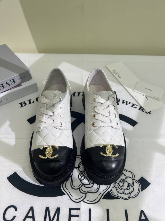 chanel 小香25K新品单鞋 原版1:1复刻 经典中的经典 无论搭配裤装还是裙装都是完美 小圆头的设计很好的修饰脚型 小仙女们必备 鞋面采用进口小牛皮 内里