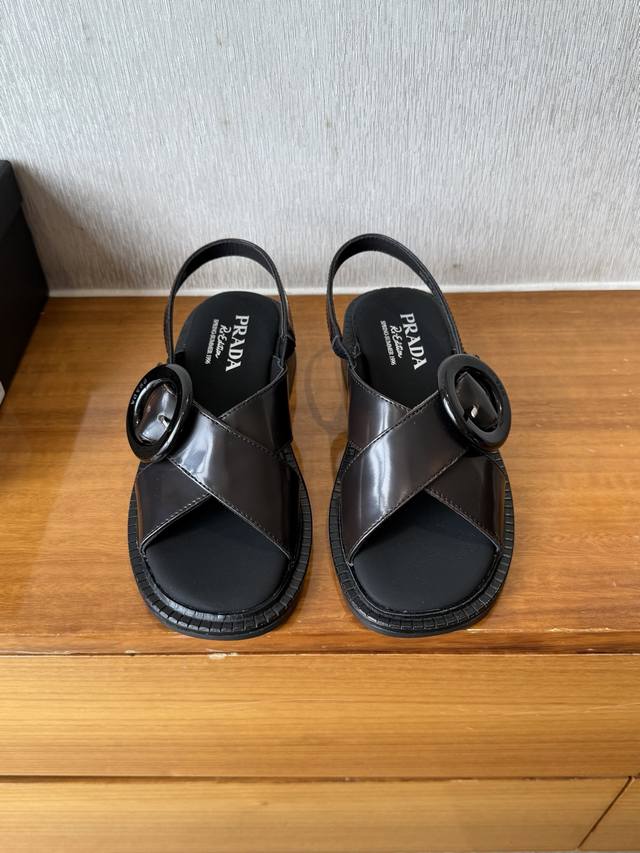 顶级品质 prada Ss25 春夏新款后空凉鞋 鞋面擦色复古 交叉后空搭配圆圈金属扣饰 粗跟配上橡胶底有点小重 但绝对的耐造 上脚搭配个袜子穿真的无敌好看也很
