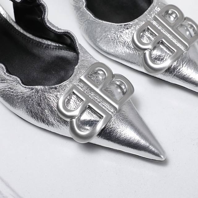 Balenciaga 2025经典双B扣系列 隆重上市 新品发售 秀场专卖订制款 2025官方限量版 磁铁盒 节日雪花礼品包装配套 全新单色包装盒 省去p图烦恼