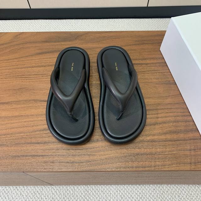 The Row 人字拖 百搭又轻便 皮面极柔极软 上脚非常舒服 鞋面进口小羊皮 开模橡胶大底 码数 34-40 34 40订做不退换 批