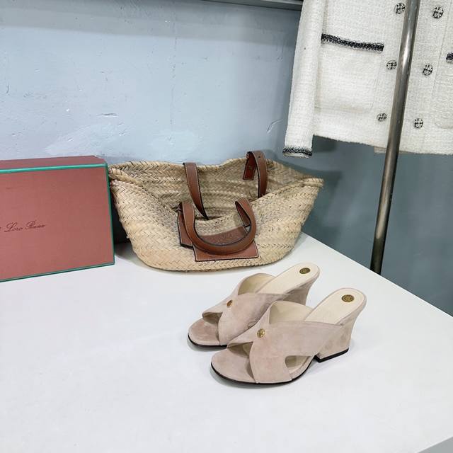 高品质出厂 小众潮牌Loro piana L 春夏这款复古绝美平底坡跟简易拖鞋 简约即时髦 松弛的高级感 时尚宠儿看过来 简直是时尚圈新宠 简易设计独特 透着夏
