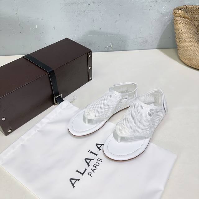 高品质出厂 小众潮牌 Alaia 阿莱亚25春夏走秀款透气网面芭蕾舞鞋平底夹脚凉鞋 最近超火的一款平底鞋 章小蕙同款 甜酷芭蕾风 人气超高的一款芭蕾舞鞋 浪漫又