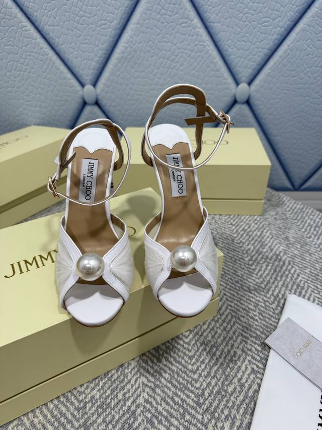 Jimmy Choo 吉米周 是一个非常全面之尊贵时尚生活品牌 香港,美国等大时尚博主及明星的同款表带女士短靴系列 澳大利亚尖头 圆头系列 简直是美上天了 爱上