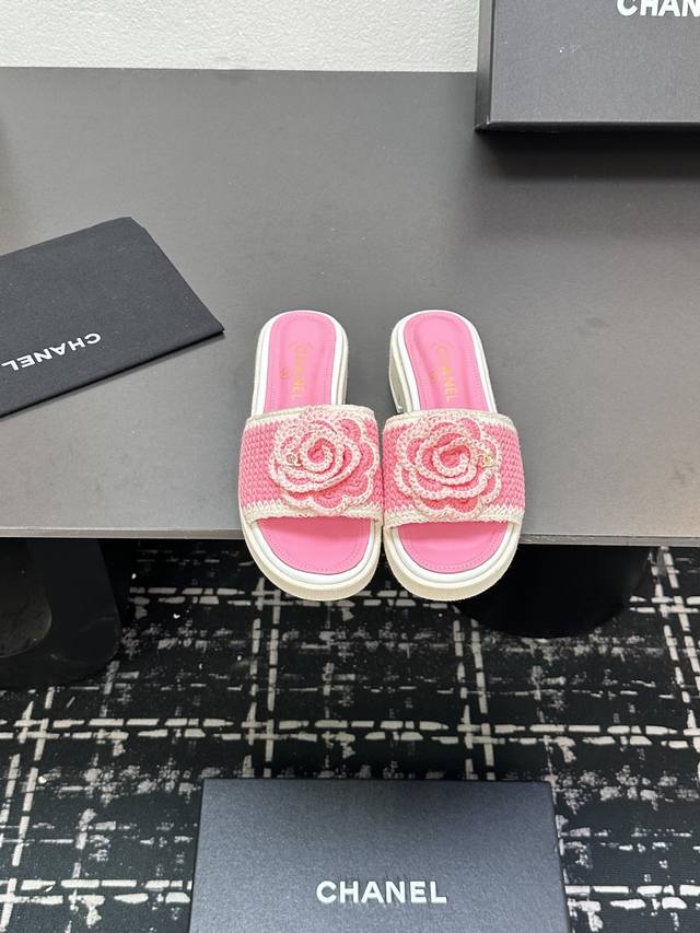 chanel香奈儿小香风早春新款毛线编织花朵厚底拖鞋 本季秋冬季必备单品 香奈儿秋冬重工爆款 时髦精必备 简约又难以抗拒 精致细节放大看 原版开模五金扣 原版编