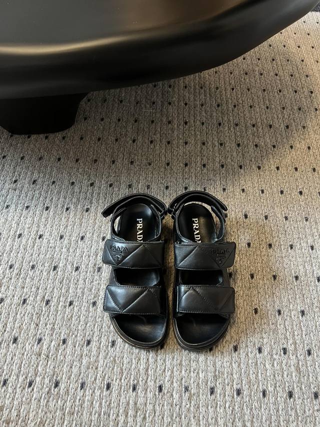 prad* 24 夏日魔术贴凉鞋 夏日凉鞋不可缺少的一款 普拉达这款真的不输小香 好走好穿 配搭小袜子真的好绝 码数 35-40 40定制不退换 鞋面 牛皮 内