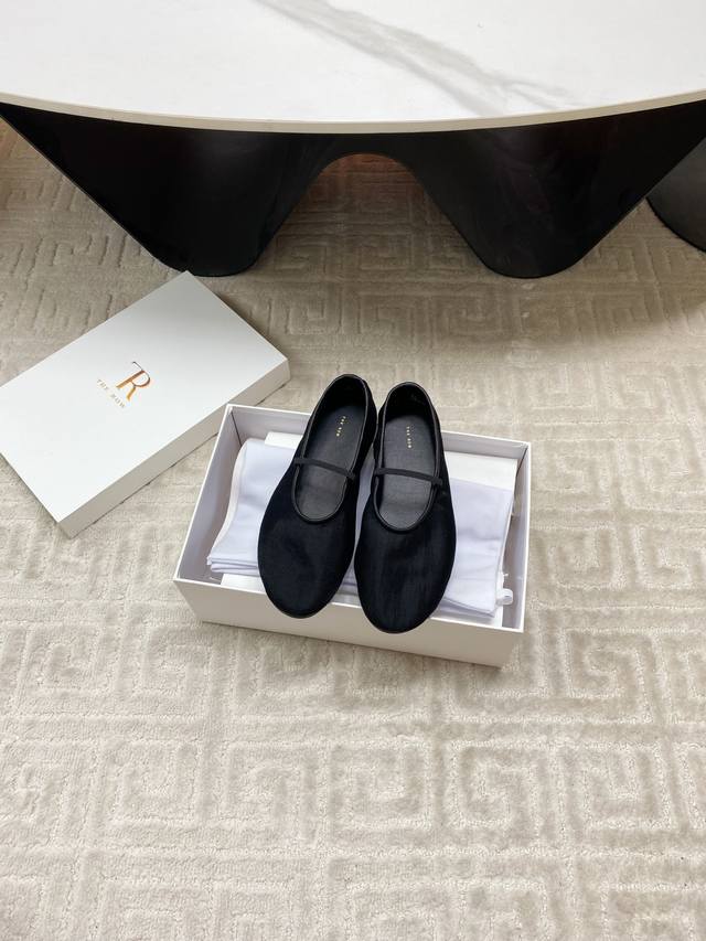出厂 the Row春夏新款平底单鞋跳舞鞋奶奶鞋 很少会看到一款跳舞鞋会做到这么精细 而且对脚的包容性特别强 把脚型修饰得妥妥的 又不失独特韵味 上脚方便便捷