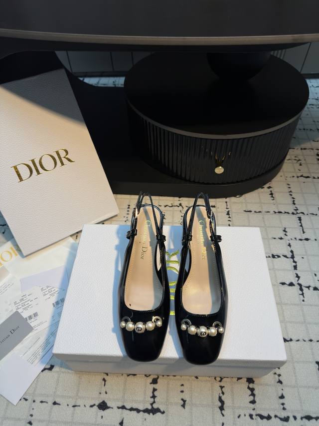 dior 迪奥 25 2025早春新品 顶级版本 专柜主打新款Dior paris 珍珠扣粗跟后空凉鞋硬货上新 bs代购级别 高级感十足 国内外博主刷爆的一款