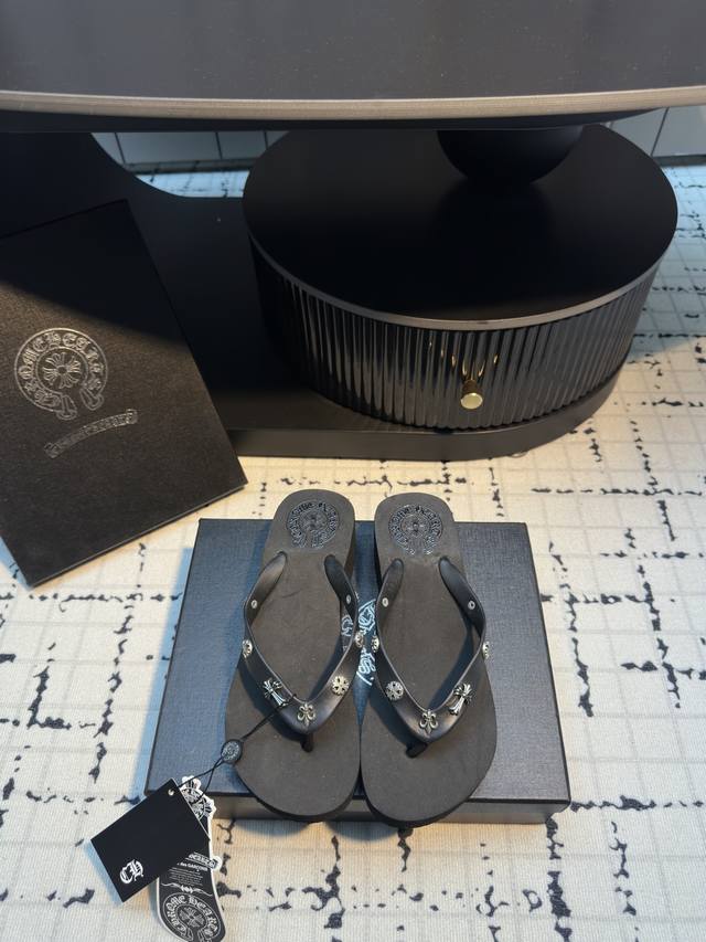chromehearts 克罗心 25Ss 今夏最流行的人字拖鞋 高端大气上档次外 更适合懒人族们 一脚蹬就穿好了 都不用动下手 方便快捷 码数 35 40 4