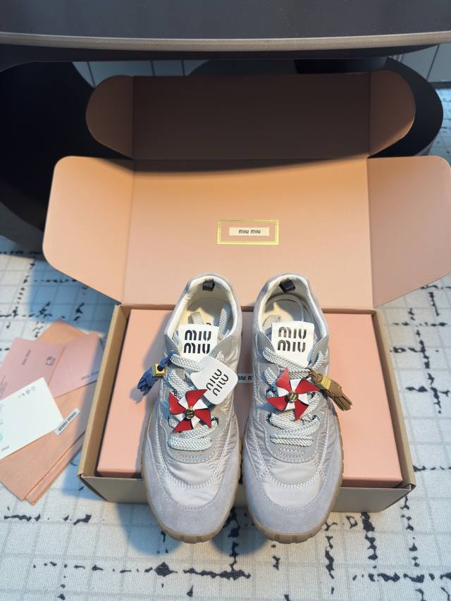 miumiu25新品时髦复古舒适Tyre系列登山鞋德训鞋运动鞋 今年王炸爆款 必荐款 今年真的被Miumiu拿捏了..... 步入运动鞋的新纪元 Tyre系列鞋