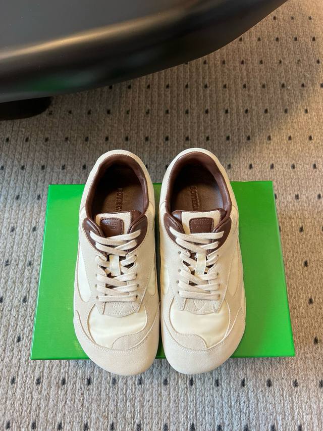 刘雯同款Bottega Veneta火爆新款运动鞋休闲鞋徳训鞋 bv 90年代复古风格为灵感 鞋面选用麂皮+防水布面料 呼应品牌标志性Intrecciato编织