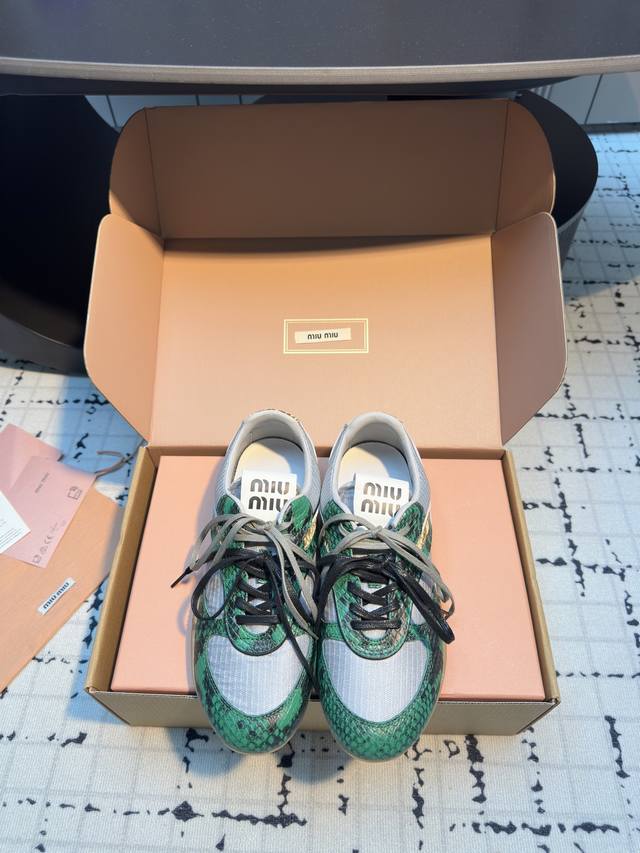 代购级 miu Miu 25Ss 春夏新款走秀Miumiu 德训 休闲鞋 秀场工艺来自Miu Miu系列的细节特写 新季的潮流要素一 与此刻挚爱的概念 多元对撞