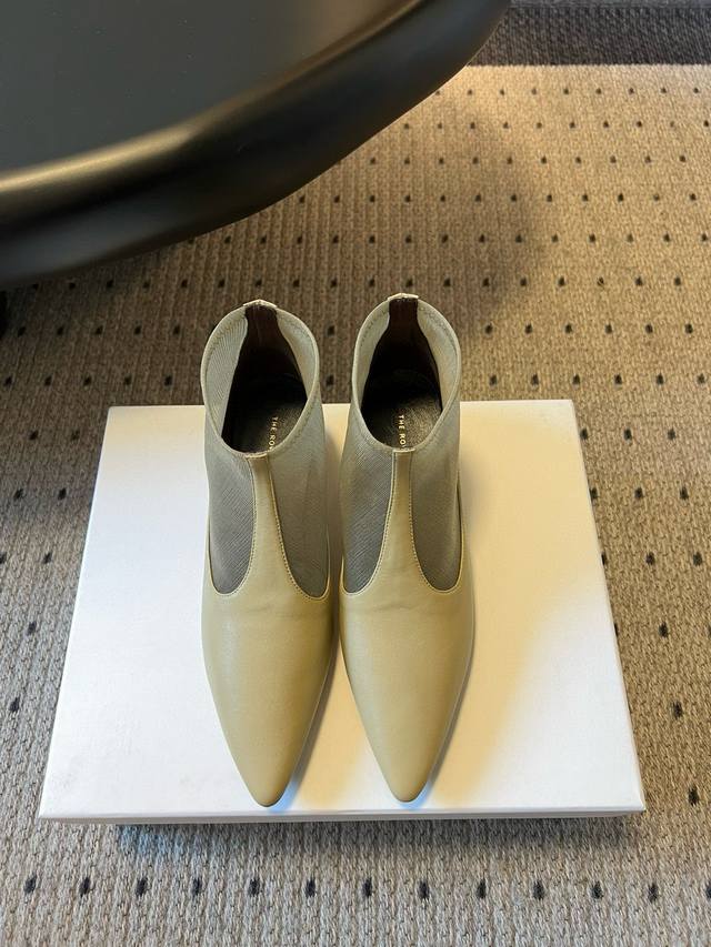 the Row 25Ss尖头网纱矮跟短靴 极简大方不平庸 简直是时髦精的必备单品 黑色皮革拼接轻薄网纱 经典与前卫碰撞 利落的尖头设计 悄无声息地拉长腿部线条