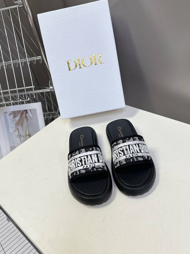 Dior迪奥春夏最新款电绣款拖鞋 超多明星网红种草 夏天必备 专柜正品购入开发 完美复刻细节 经典的版型设计上迪奥Logo老花布料点缀 超好看超百搭 上脚非常柔