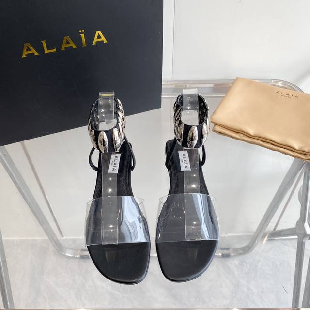 Alaia 24Ss春夏新款法式仙女胶片金属扣平底凉鞋 原版购入法国一线奢侈品牌Alaia品牌源自其创始人 Azzedine Alaia是上世纪80 年代 超紧
