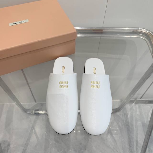 Miumiu缪缪 24Ss 春夏 大热走秀款复古风半托乐福鞋半包拖鞋 复古上脚尤为惊艳的一款闭眼入都是不会后悔 上脚非常舒服超级稳 搭配还是可咸可甜 鞋面 原版