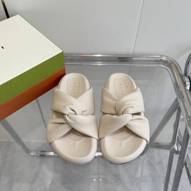 Marni 玛尼 24Ss 走秀款交叉拖鞋 简约 高级 大方 非常柔软舒适 采用羊皮包水台 鞋面 :羊皮 垫脚 : 羊皮 大底:橡胶大底 原版开模 码数 女35