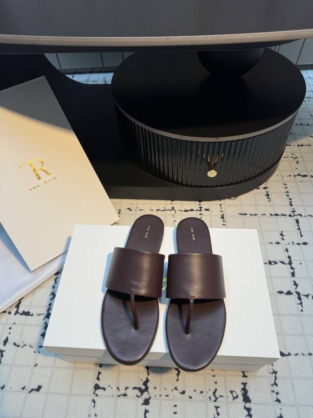 therow25S春夏新款 罗马夹趾凉鞋 哇哦 经典的极简风回来了 整体都没有浮夸的设计 很细的夹趾设计穿旧了也不会不舒服哦 鞋子全部都是有全皮制作 是越穿越舒
