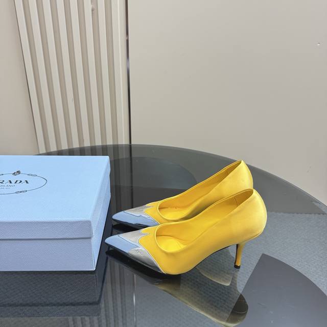 厂价 prada 普拉达 经典春夏 凉鞋单鞋系列 简单的设计大概就是它最让人喜欢的点 不是烂大街的那种 很有自己的品牌个性 面料采用真丝 漆皮 内里垫脚混种羊皮