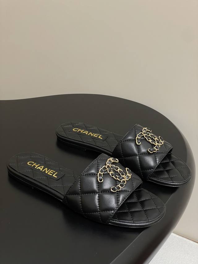 chanel 小香经典款一字拖鞋菱格链条双C扣平底凉拖鞋 穿不腻的百搭凉拖 超经典的一款 休闲中带着精致 气质拿捏稳妥 今年春夏绝美加分宝藏 鞋面 小羊皮 毛呢