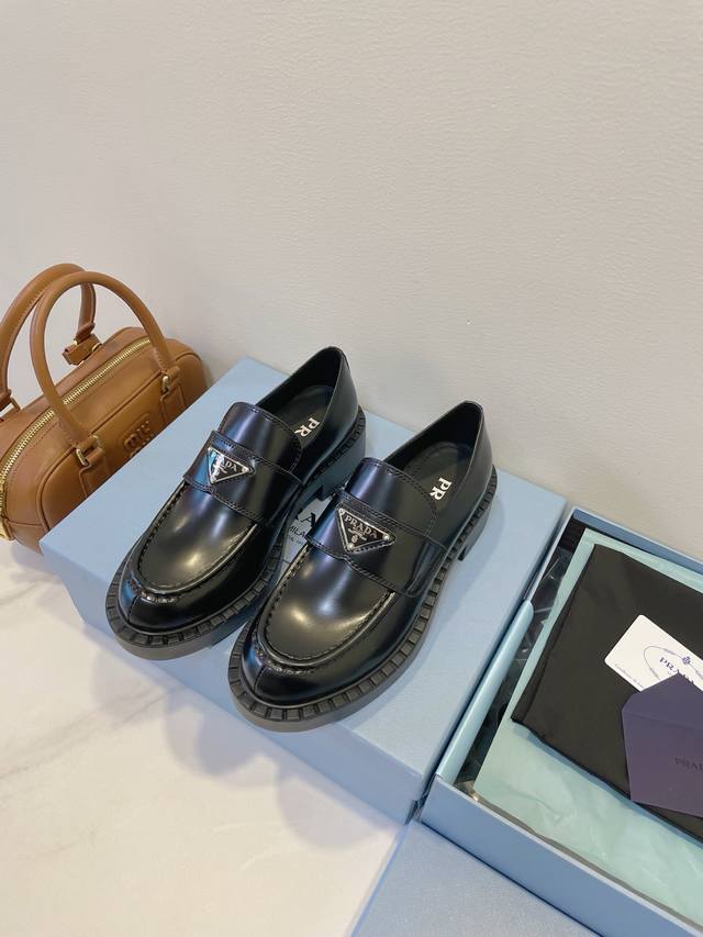 女码 男码 prada 普拉达 25Ss新款 太飒啦 出现在各大杂志上的一双主推鞋款 堪称德比乐福鞋的天花板 复古时髦狠百搭 狠狠拿捏了 一不小心回到了80年代