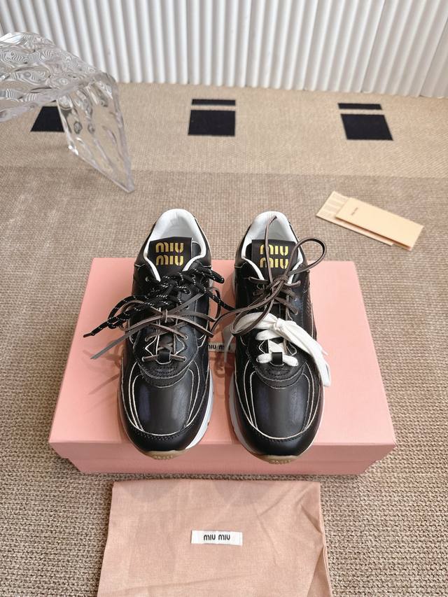 Miu Miu 缪缪 最新款复古风老爹鞋 运动鞋 颜值担当火爆款运动鞋 不得不入的一款 做旧肘尚 筒約高級随意搭配上脚非常舒 适 年度必入款 最新走秀款运动老爹
