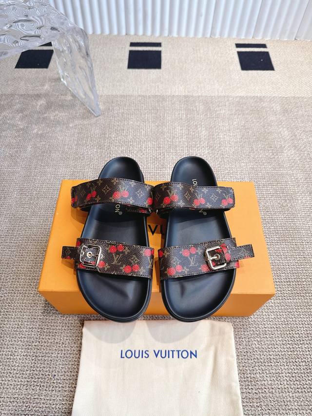 Louis Vuitton 2025Ss 樱桃系列春夏新款拖鞋魔术贴可调松紧的设计 满满的沙滩风情 原版开模Lv金属 logo装饰鞋面牛皮 定制进口提花布料原版