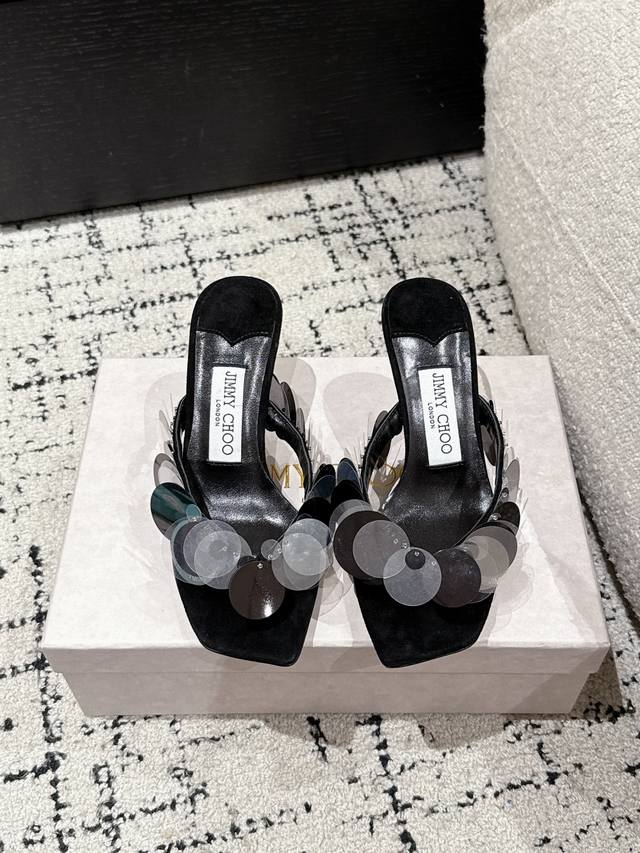 jimmy Choo 吉米周 25 Freja 夹趾 亮片 高跟凉鞋 freja 70 系列穆勒凉鞋 采用绒面革材质精心制作 别致饰有金属感亮片 焕发复古迷人魅