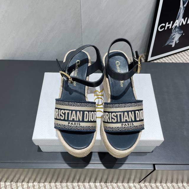 出厂: 独家顶级版本 dior 迪奥 25Ss 夏季高版本新款凉鞋. 圆头厚底凉鞋 简约超级百搭. 上脚完美奢华可任意搭配春夏服饰. 脚感更是舒适 材质原版完美