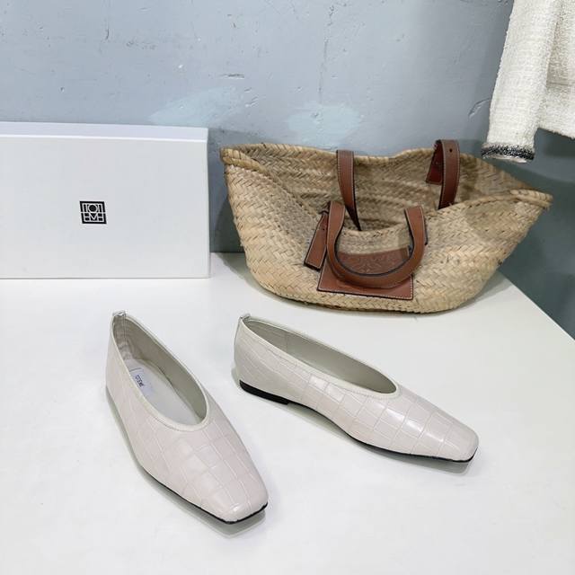 高品质出厂 小众潮牌Toteme25春夏新品复古方头平底玛丽珍单鞋奶奶鞋 简约的冷淡风 复古又百搭 穿在脚上 质感十足 整个造型都会显得很高级 时髦小姐姐必备单