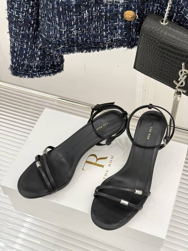 顶级细带凉鞋 极简主义的设计风格 版型显瘦. 日常随心搭配裙子 裤子都无敌好看. 鞋面采用进口牛皮材料 内里 垫脚混种羊皮 原版开模真皮大底 跟高5.5Cm 尺