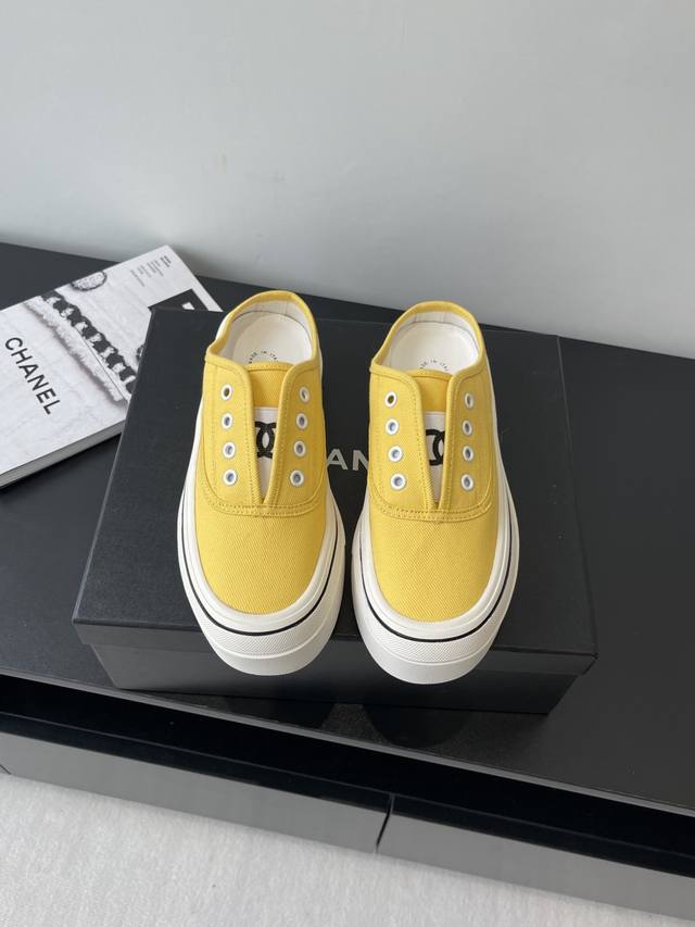 Chanel 香奈儿25Ss隐藏中古款帆布鞋 半拖款 Vintage感满满 中古复刻款 帆布鞋适配春夏 黑白拼接就很Chanel 配合袜子就很复古学院的感觉码数