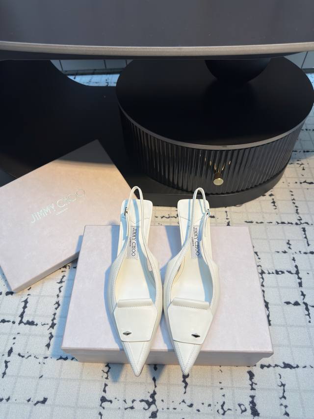 jimmy Choo 吉米周25Wf早春新品 高跟后空凉鞋 我们家Jc一如既往品质优越 低调不失华丽 性感又不显张扬说的就是这款 上脚太好看了 鞋型是大家都爱的