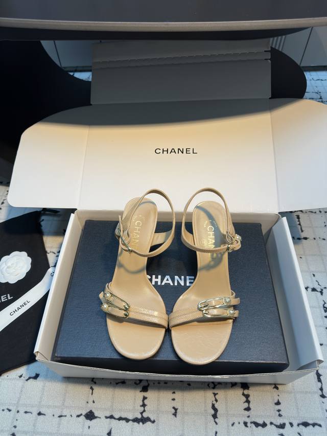 chane* 小香25C夏季新品珍珠双C扣高跟凉鞋 香家的这款系列真的太美了 真的把女人的优雅知性气质表现的淋漓尽致 脚感舒适 上脚超级仙美又百搭 配一条小裙子