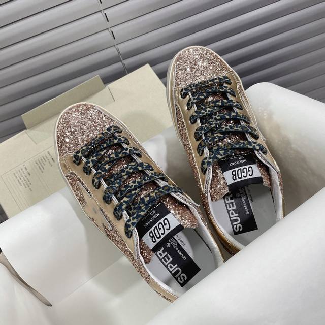 ggdb~~Golden Goose Deluxe Bran d# 全网最好版本不服来比 # ggdb经典情侣款小脏鞋~~火红程度上怼小白鞋 下踩各类小脏鞋 明
