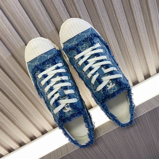gucci 丹宁帆布鞋 春夏季最热门牛仔帐布鞋 休闲平板鞋 面料 丹宁牛仔帆布面 经典双G老花布面 内里 透气布内里 中间层贴pu皮 里外布面都不会皱 大底 原