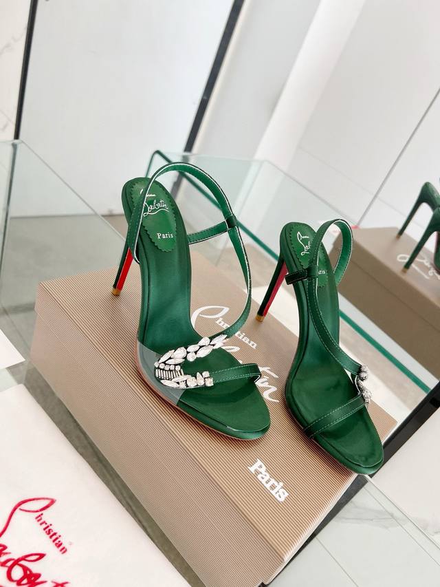 出厂 Christianlouboutin 路铂廷 Cl红底鞋 2670 春夏系列新品登场 创意大胆的鞋履设计尽显前卫态度 焕新都市造型 优雅时尚上面镶有银色搭