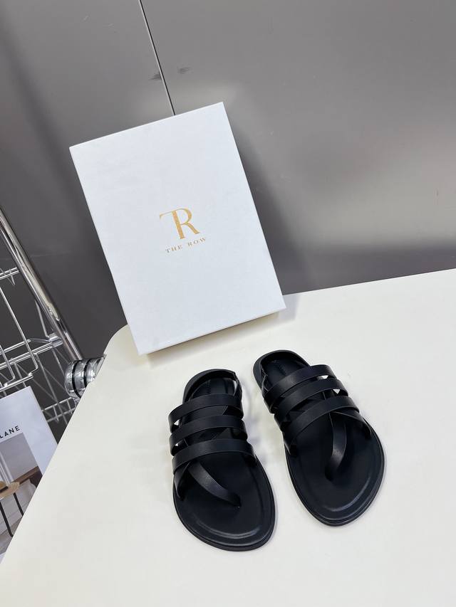 The Row 春夏极简百搭平底凉鞋鞋 真的是史上我穿过最最舒服的款式太柔软啦 磨脚星人一定要收了它 有一丢高级又简约的感觉其实除了好看以外它的舒适度真的是好穿