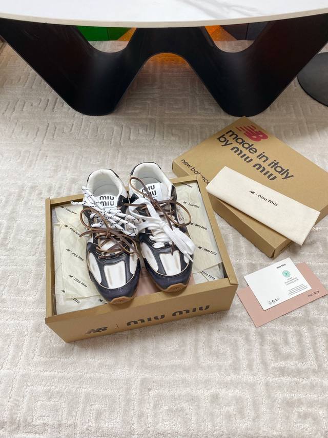 出厂网面 全皮面 超火爆 超绝 缪缪Miumiu+New Balance新百伦联名款 2025新款 阿甘鞋 德训鞋 复古时尚 简约高级 随意搭配 上脚非常轻便舒