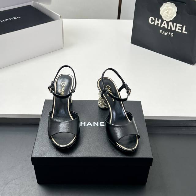 高版本 chanel 香奈儿 凉鞋 2025春夏系列火爆上新 这一季香家小爆款 真的一眼爱了 奢华水钻粗跟完美搭配 真的超级有个性 是这款鞋子最大的亮点 醒目而