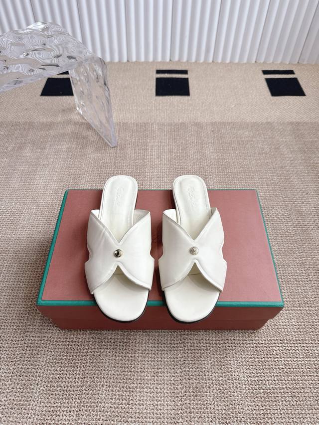 平底 高跟 Lp新品发售 Loro piana 官网同款同款拖鞋 采用 Wish 牛皮面料制作 鞋面采用优质头层牛皮 垫脚 垫脚羊皮 全方位一比一复原专柜工艺流